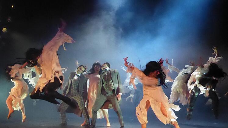Die Vampire greifen an: In tollen Ensemble-Choreographien in Bewegung, aber auch in romantisch ruhigen intimen Szenen begeisterte das Hofer Ballett das Publikum des Theaterrings.  Foto: Thomas Ahnert