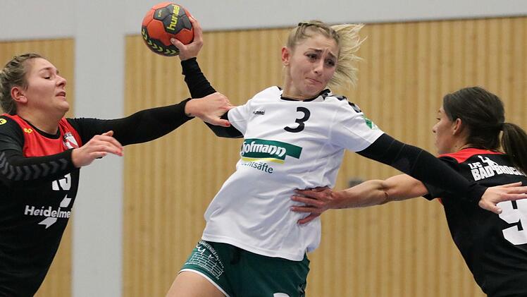 Theresa Kleinhenz (SG Garitz/Nüdlingen) setzt sich gegen Lena Übelacker und Jennifer Frank (Bad Brückenau) durch.
