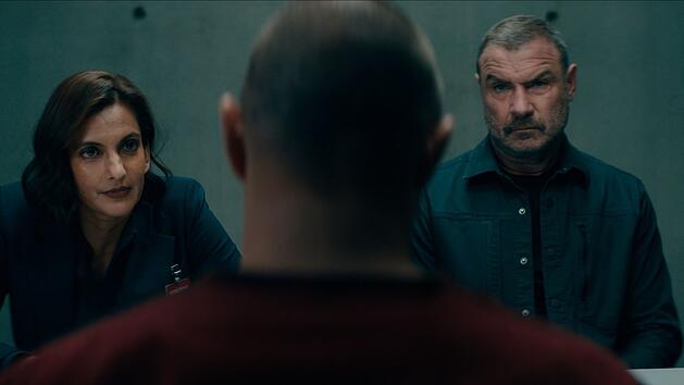 An dem manipulativen Serienkiller Jurek Walter (Stephen Graham) verzweifeln selbst erfahrene Polizisten wie FBI-Agent Quinn (Poorna Jagannathan, links) und Jonah Lynn (Liev Schreiber)
