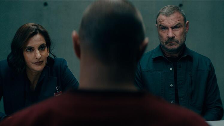 An dem manipulativen Serienkiller Jurek Walter (Stephen Graham) verzweifeln selbst erfahrene Polizisten wie FBI-Agent Quinn (Poorna Jagannathan, links) und Jonah Lynn (Liev Schreiber)