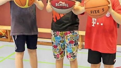 Lukas Leyh (links) und seine Freunde haben Spaß am Basketball.