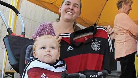 Noch haben die Trikots, die Heike Hillenbrand und Söhnchen Simon mitgebracht haben, drei Sterne auf der linken Seite.