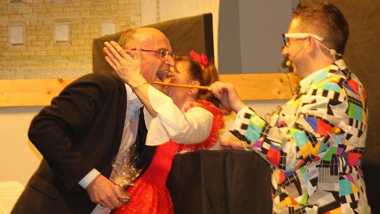 Küsschen für Landrat Wilhelm Schneider von Puppe Moni (Ramona Schneiderbanger), rechts Bernie (Bernd Stretz). Foto: Günther Geiling