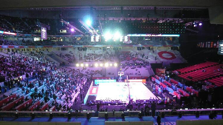 Im halben Pierre-Mauroy-Stadion von Lille, in dem sonst OSC Lille seine Fußballspiele bestreitet, findet die Endrunde der Basketball-Europameisterschaft statt. 27 000 Zuschauer fast die Halle für die EuroBasket 2015. Fotos: Udo Schilling