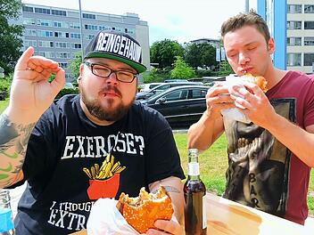 "Reingehaun": Fabio und Phil drehen in Nürnberg witzige Burger-Tests Foto: Nikolas Pelke