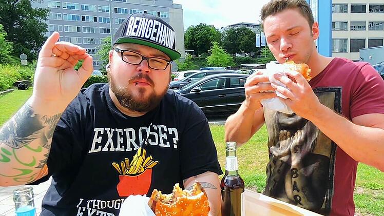 "Reingehaun": Fabio und Phil drehen in Nürnberg witzige Burger-Tests Foto: Nikolas Pelke