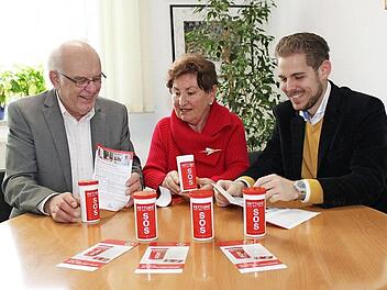 Begeistert von der Notfalldose sind (von links) Bürgermeister Edgar Büttner, Seniorenbeauftragte Erika Schneider und Sebastian Kramer von der Gemeinde Heroldsbach. Foto: Carmen Schwind