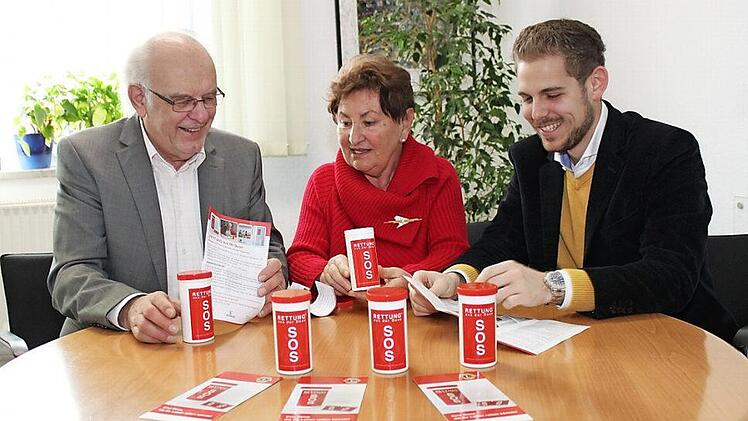 Begeistert von der Notfalldose sind (von links) Bürgermeister Edgar Büttner, Seniorenbeauftragte Erika Schneider und Sebastian Kramer von der Gemeinde Heroldsbach. Foto: Carmen Schwind