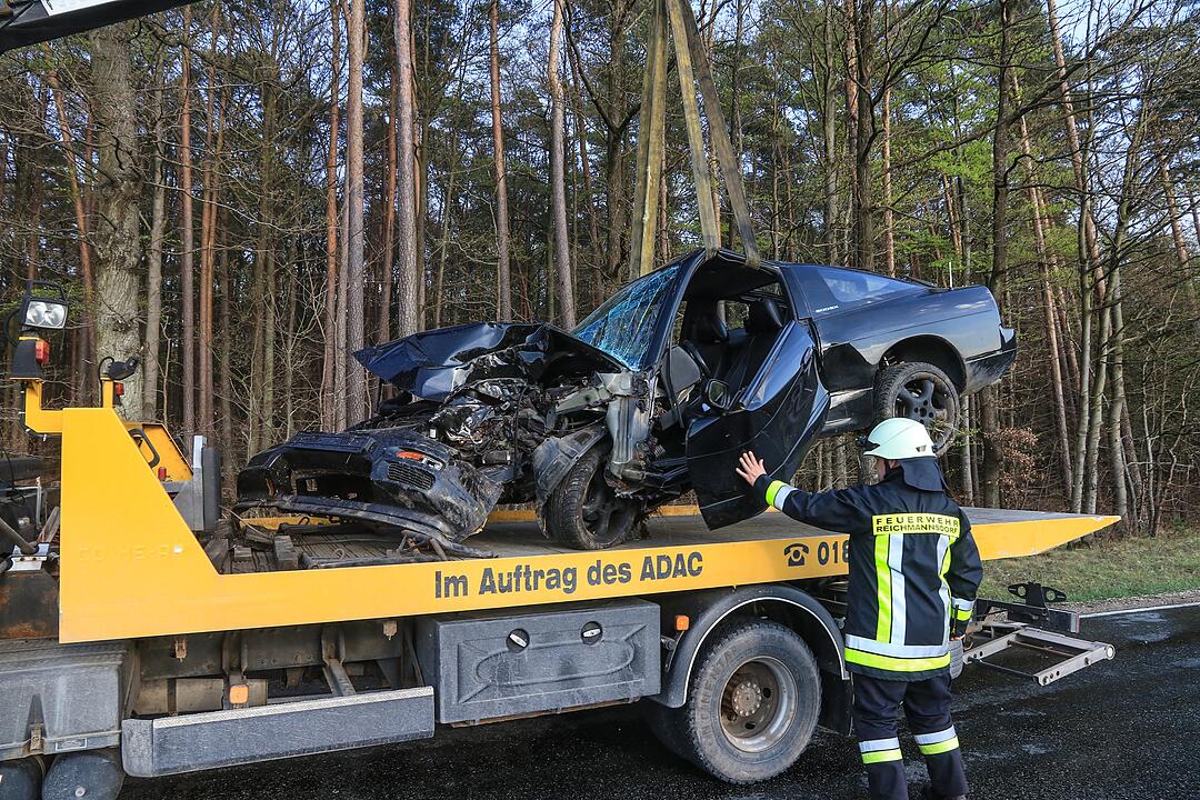 Kreis Bamberg: Beim Überholen Kontrolle verloren – 18-Jähriger kracht gegen Baum