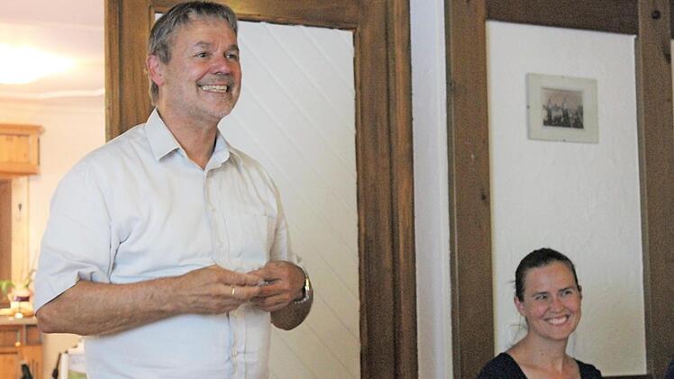 B&uuml;rgermeister Gerhard Wunder freut sich &uuml;ber die konstruktive Zusammenarbeit und die guten Zwischenergebnisse im Projekt Kommunalmarketing. Rechts Sandra Heinz, Tourismusbeauftragte im Oberen Rodachtal  Foto: Kronach Creativ e.V.