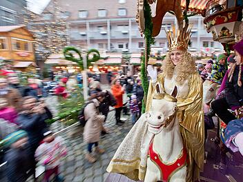 Schon 2014 besuchte das Nürnberger Christkind die Kinderweihnacht. Auch in diesem Jahr wird Benigna Munsi den Weihnachtsmarkt für Kinder besuchen. Symbolfoto: Daniel Karmann/dpa