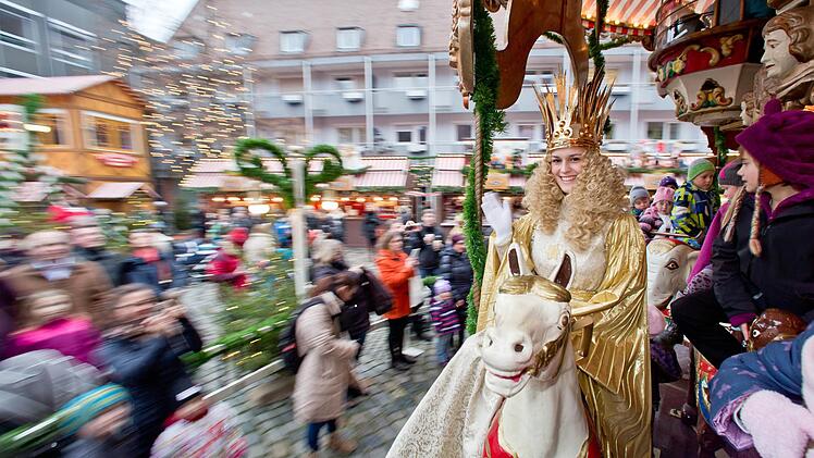 Schon 2014 besuchte das Nürnberger Christkind die Kinderweihnacht. Auch in diesem Jahr wird Benigna Munsi den Weihnachtsmarkt für Kinder besuchen. Symbolfoto: Daniel Karmann/dpa