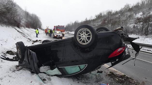 Total beschädigt wurde der Mercedes bei dem Unfall zwischen Knetzgau und Eltmann. Der Fahrer wurde leicht verletzt.