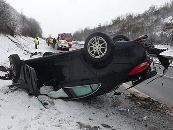Total besch&auml;digt wurde der Mercedes bei dem Unfall zwischen Knetzgau und Eltmann. Der Fahrer wurde leicht verletzt.