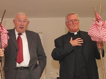 Zwei Pilger, die für ihren Glauben gerade stehen, dabei aber unterschiedliche Wege eingeschlagen haben: der evangelische Politiker Günther Beckstein (links) und der katholische Bischof von Würzburg, Friedhelm Hofmann (rechts).  Foto: Günther Geiling