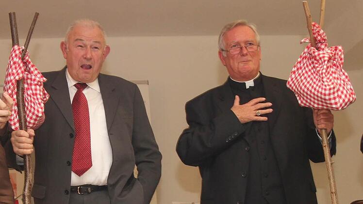 Zwei Pilger, die für ihren Glauben gerade stehen, dabei aber unterschiedliche Wege eingeschlagen haben: der evangelische Politiker Günther Beckstein (links) und der katholische Bischof von Würzburg, Friedhelm Hofmann (rechts).  Foto: Günther Geiling