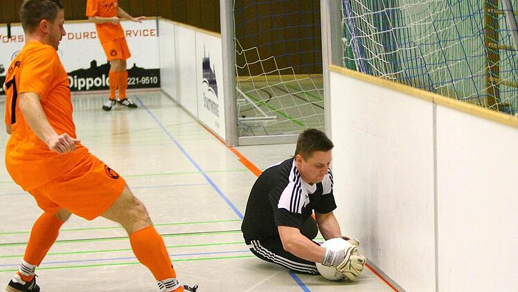 Katschenreuths Keeper Patrick Drechsel ist vor Florian Hohla am Ball.