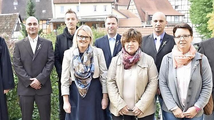 Silberne Konfirmation feierten mit Pfarrer Peter Hohlweg (links): Oliver Dellert, Marco Beringer, Thomas Schneider, Marco Beck, Ralf Beck (hinten weiter von links) sowie (vorne von links) Martina Baumann sowie Katja Stadler-Schüler und Dunja Denner.  Foto: Gerold Snater