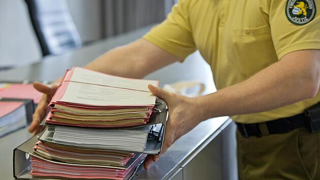 Im Bayreuther Missbrauchsprozess sichtet das Gericht am Mittwoch ein B&uuml;ndel mysteri&ouml;ser Akten. Symbolbild: Daniel Karmann/dpa