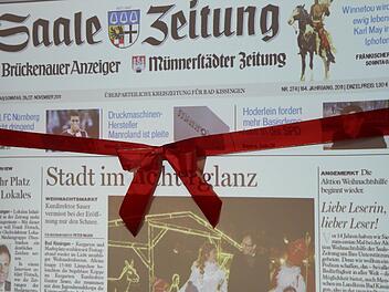 Die Saale-Zeitung mit Geburtstagsschleife: Die Heimatzeitung feiert in diesem Jahr ihr 170-jähriges Bestehen. Foto: Michael Gründel/Archiv