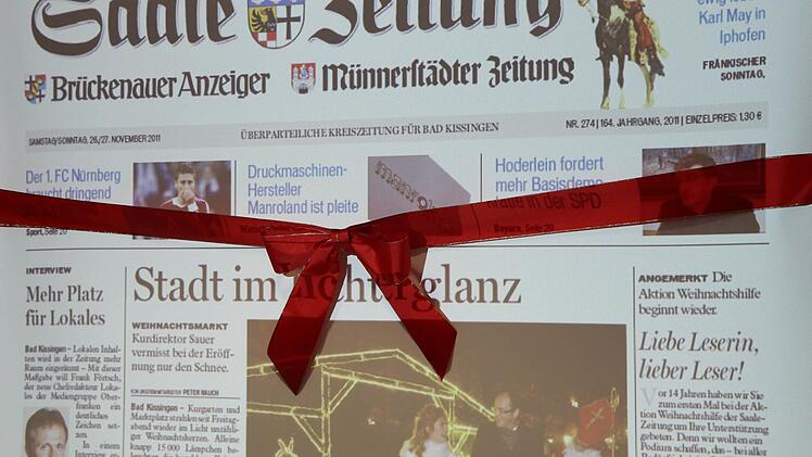 Die Saale-Zeitung mit Geburtstagsschleife: Die Heimatzeitung feiert in diesem Jahr ihr 170-jähriges Bestehen. Foto: Michael Gründel/Archiv