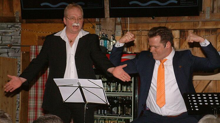 Philip Marr ließ als Arnold Schwarzenegger seine Muskeln spielen. Links als Bürgermeister Beiergrößlein der Gehülzer Martin Bittruf. Foto: Hans Franz