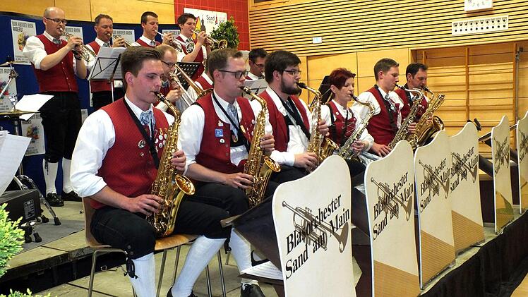 Die "BIG-Band" des Blasorchesters Sand begeisterte die Besucher des Frühjahrskonzerts mit Swing-Rhythmen.
