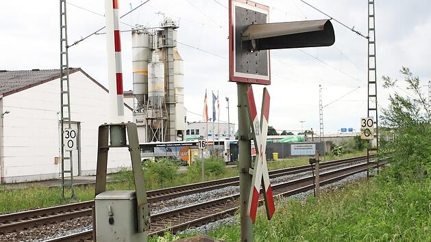 Der beschrankte Bahnübergang in der Reundorfer Straße in Lichtenfels-Seubelsdorf. Rund 50 Meter westlich davon, man sieht das Schild mit der Kilometerzahl "30", könnte ein Nahverkehrshaltepunkt entstehen. Foto: Popp