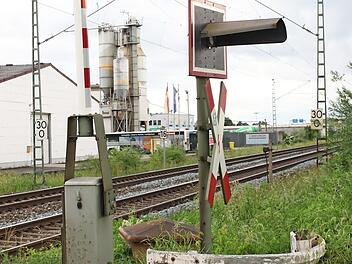Der beschrankte Bahnübergang in der Reundorfer Straße in Lichtenfels-Seubelsdorf. Rund 50 Meter westlich davon, man sieht das Schild mit der Kilometerzahl "30", könnte ein Nahverkehrshaltepunkt entstehen. Foto: Popp