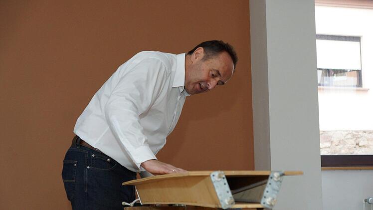 Professor Oliver Fischer erklärt am Modell die verschiedenen Kräfte.Foto: Arkadius Guzy