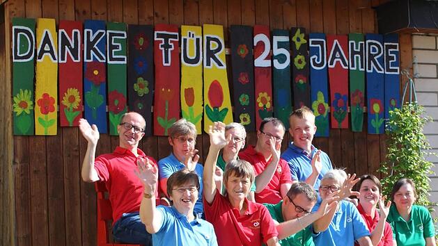 Die Bewohner der Wohnst&auml;tte Unterwei&szlig;enbrunn der Lebenshilfe Rh&ouml;n-Grabfeld freuen sich auf das Fest zum 25. Bestehen. Foto: Kristina Rott