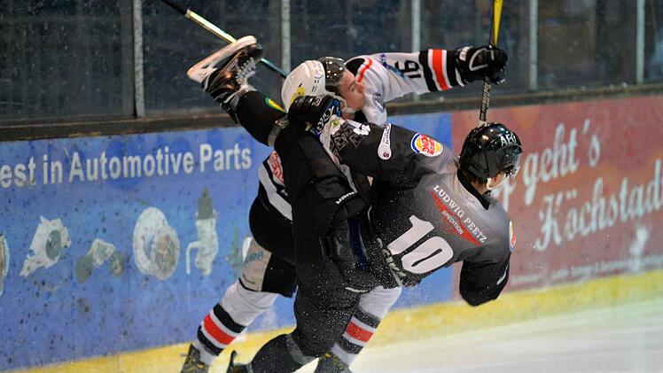 Max Cejka (re.) und die Höchstadt Alligators behielten in beiden Duellen mit dem TSV Peißenberg die Oberhand und sind Erster in ihrer Gruppe der Verzahnungsrunde. Foto: Picturedreams