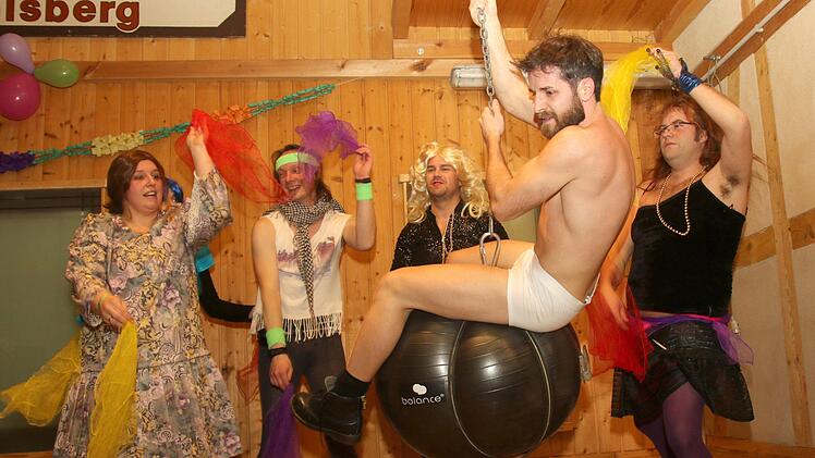 Das Ballett, verstärkt durch zwei Frauen, war wieder eine Augenweide. Auf der Bühne wurde ein flotter Tanz gezeigt. Foto: Michael Stelzner