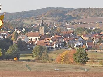 Der Termin für die Kirchweih in Pfarrweisach wird aller Wahrscheinlichkeit nach vorverlegt. Vor allem wegen zu geringer Besucher des Schaustellerbetriebes sieht sich die Gemeinde geneigt, mit den Vereinen, dem Gastwirt und dem Schaustellerbetrieb einen neuen Termin zu bestimmen. Unser Bild zeigt einen Blick auf Pfarrweisach von Süden her. Foto: Simon Albrecht
