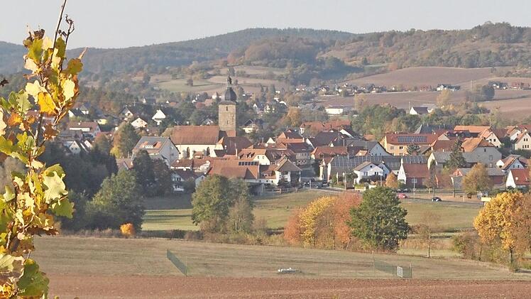 Der Termin für die Kirchweih in Pfarrweisach wird aller Wahrscheinlichkeit nach vorverlegt. Vor allem wegen zu geringer Besucher des Schaustellerbetriebes sieht sich die Gemeinde geneigt, mit den Vereinen, dem Gastwirt und dem Schaustellerbetrieb einen neuen Termin zu bestimmen. Unser Bild zeigt einen Blick auf Pfarrweisach von Süden her. Foto: Simon Albrecht