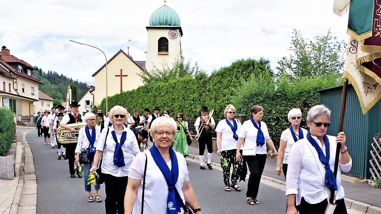 Immer dabei ist der Katholische Frauenbund Stockheim mit gelben Rosen.