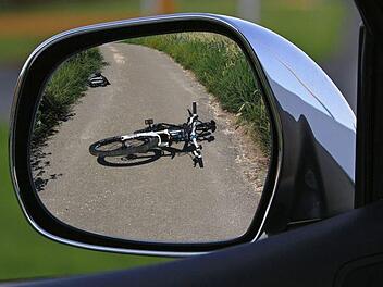 Eine 39 Jahre alte Frau ist bei einem tragischen Fahrradungl&uuml;ck bei Oettersdorf (Th&uuml;ringen) vor den Augen ihrer beiden T&ouml;chter von einem Auto erfasst und t&ouml;dlich verletzt worden. Die M&auml;dchen (neun und zw&ouml;lf Jahre alte) wurden jeweils schwer verletzt. Symbolbild: Alexas_Fotos/pixabay