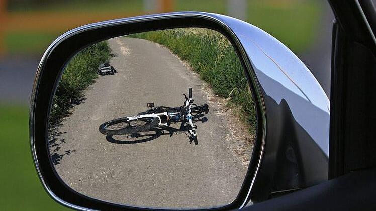 Eine 39 Jahre alte Frau ist bei einem tragischen Fahrradungl&uuml;ck bei Oettersdorf (Th&uuml;ringen) vor den Augen ihrer beiden T&ouml;chter von einem Auto erfasst und t&ouml;dlich verletzt worden. Die M&auml;dchen (neun und zw&ouml;lf Jahre alte) wurden jeweils schwer verletzt. Symbolbild: Alexas_Fotos/pixabay