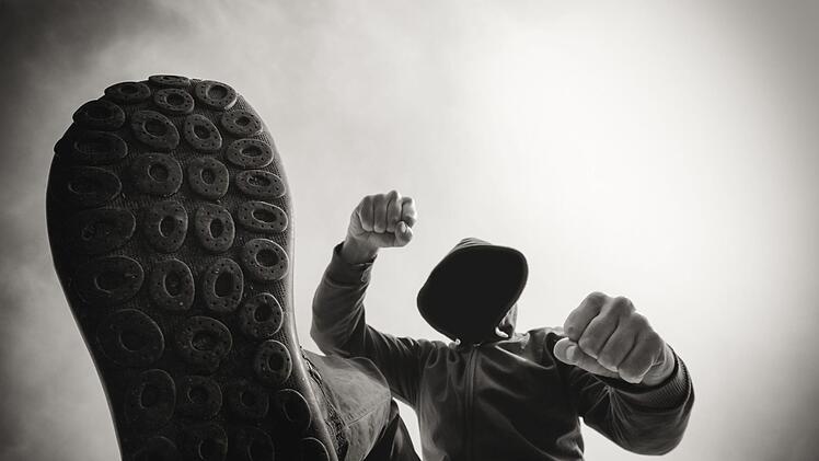 Am 11. Mai 2018 wurde Thomas auf dem Kronacher Marienplatz angegriffen. Dabei hatte der 52-Jährige nur einer Gruppe Jugendlicher helfen wollen. Symbolfoto: Bits and Splits/Adobe Stock