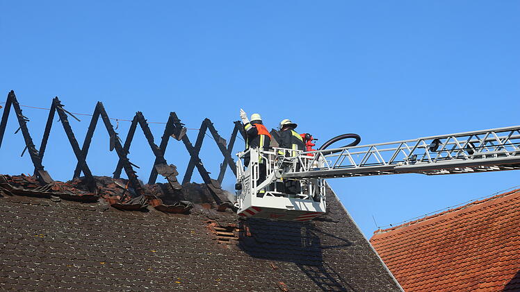 Wohnhaus und Lagerhalle stehen in Flammen: Mehrere Bewohner und Feuerwehrleute verletzt