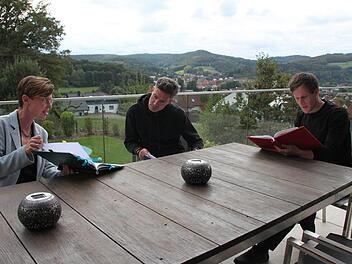 Am 16., 17. und 18. Oktober ist in der Weismainer Stadthalle das Theaterstück "Der Kuss der Spinnenfrau" zu sehen. Anhand der Textbücher gehen Regisseurin Anja Dechant-Sundby und die beiden Schauspieler Bernd Berleb (Mitte) und Andreas Gräbe noch einmal das Stück durch.