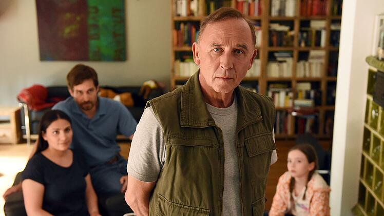 Als Vater hat Gremme in der Vergangenheit versagt ... Daher schmiedet Klaus Gremme (Alexander Held, Mitte) nun einen Plan, um seinen Sohn Thomas (Nico Rogner), dessen Frau Nilg&uuml;n (Halima Ilter, links) und Tochter Leila (Ava Petsch) von sich zu &uuml;berzeugen.