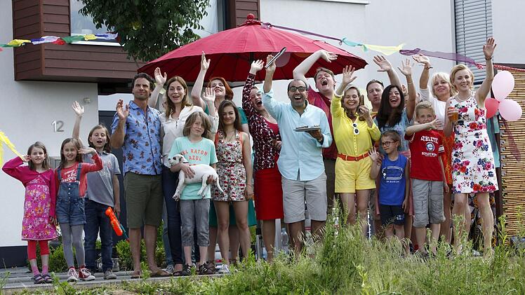 Jan (Stephan Luca, vierter von links), Anne (Ulrike C. Tscharre, f&uuml;nfte von links) und die Kinder finden sich im Reihenhaus-(Alb)traum wieder.