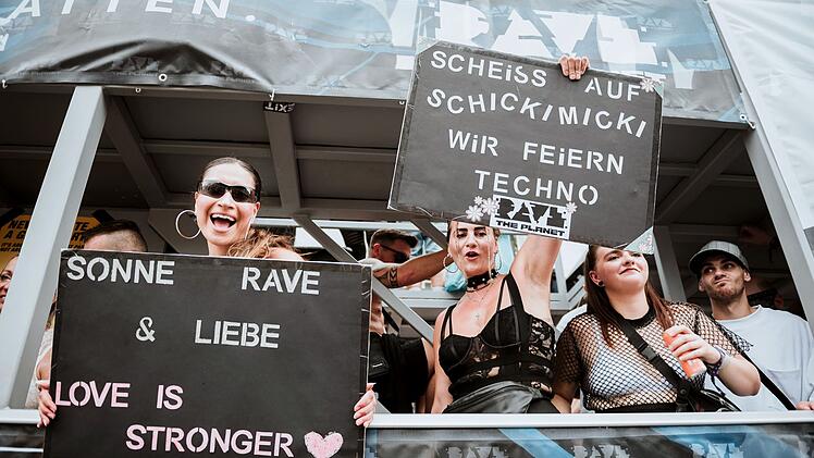 Feiern wie in den 90-ern? Ein Umzugswagen von "Rave The Planet" rollt durchs Berlin des Jahres 2024.