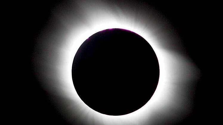 Eine totale Sonnenfinsternis (Archivfoto vom 29.03.2006), aufgenommen in Side in der Türkei. Foto: Tolga Bozoglu/dpa