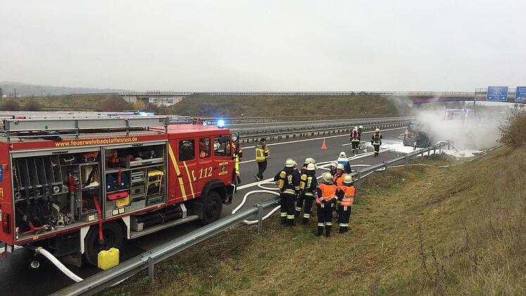 Ein typischer Einsatz der Feuerwehr beim Löschen eines brennenden Fahrzeugs auf der Autobahn. Foto: FFW