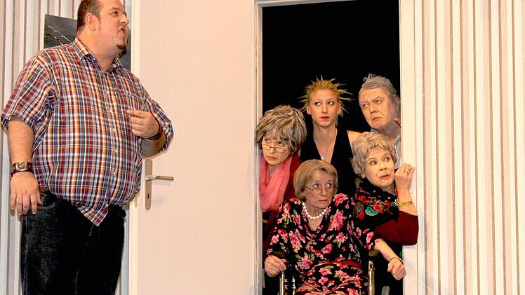 Meinungsverschiedenheit zwischen Harald und seiner Lebensgefährtin Elisbabeth (nicht im Bild). Wie gut, dass außer (von links) Ludwig Niedlich (Dieter Kraft), Dagmar Kaindl (Daniel Schöpplein), Anna (Lisa Baumgartl), Viktoria (Margot Wittig) und Resi Schmelz (Ronda Flemming) niemand an der Tür gelauscht hat.