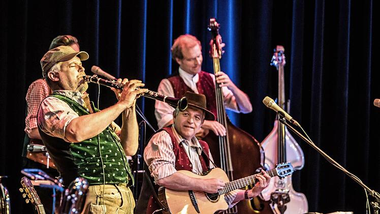 Die Cubaboarischen stellten ihre neue CD "Servus Cuba" bei einem Auftritt im Coburger Kongresshaus vor. Foto: Jochen Berger