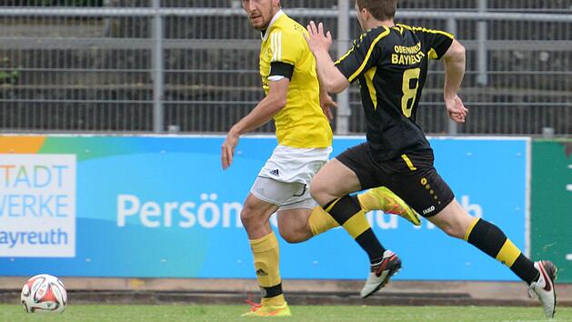 Im Spiel gegen die SpVgg Bayreuth II zeigte der TSV Ebensfeld (hier mit Kapit&auml;n Kevin Popp, l.) eine gute Leistung, konnte seine Vorteile aber nicht in Tore umm&uuml;nzen. Es blieb bis zum Schlusspfiff beim 0:0.  Foto: Peter Mularczyk