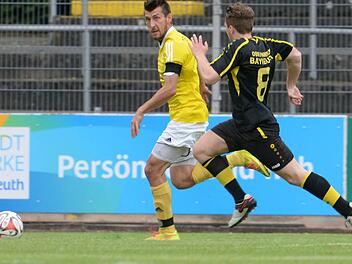 Im Spiel gegen die SpVgg Bayreuth II zeigte der TSV Ebensfeld (hier mit Kapit&auml;n Kevin Popp, l.) eine gute Leistung, konnte seine Vorteile aber nicht in Tore umm&uuml;nzen. Es blieb bis zum Schlusspfiff beim 0:0.  Foto: Peter Mularczyk